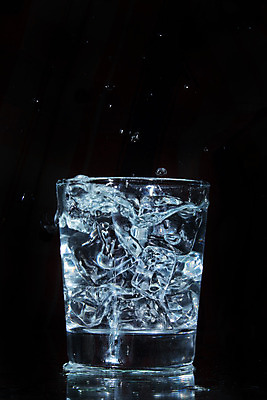 포토 JPG 해외이미지 음료 조각 백그라운드 사람없음 물 얼음 주스 흰색 투명 떨어짐 시원함 오브젝트 스플래쉬 해외202004 해외포토 자연요소 컬러 컨셉 파일형식 이미지허브