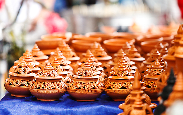 포토 JPG 해외이미지 전통 접시 문화 백그라운드 패턴 오렌지 태국 새로움 기술 미술 취미 사람없음 장식 갈색 꽃병 침묵 골동품 조끼 항아리 도자기 사발 시장 제조 냄비 컨테이너 오브젝트 방콕 함선 점토 토기 유리주전자 도예가 옛날 핸드메이드 해외202004 해외포토 직업 식기 꽃 산업 아시아 컬러 컨셉 무늬 배_교통 과일 유리 주전자 문화예술 소리 외투 용기_그릇 사기그릇 솥 파일형식 이미지허브