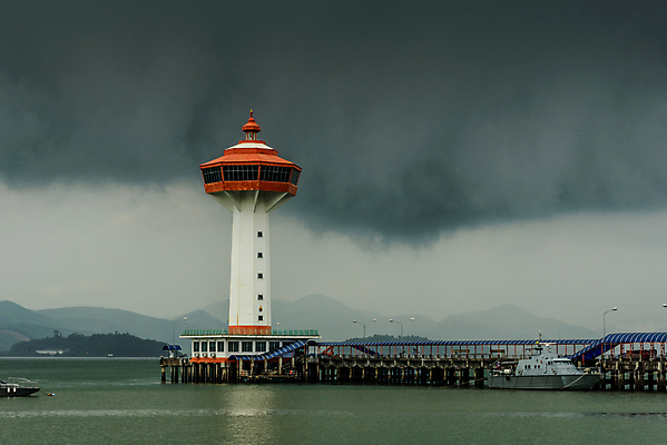 포토 JPG 해외이미지 구름 바다 자연 하늘 날씨 등대 미술 풍경 사람없음 야외 가로 물 탑 항구 어둠 도시 폭풍 공상 흐림 폭풍우 해외202004 해외포토 자연요소 건축물 교통시설 문화예술 비_날씨 자연재해 생태계 파일형식 이미지허브