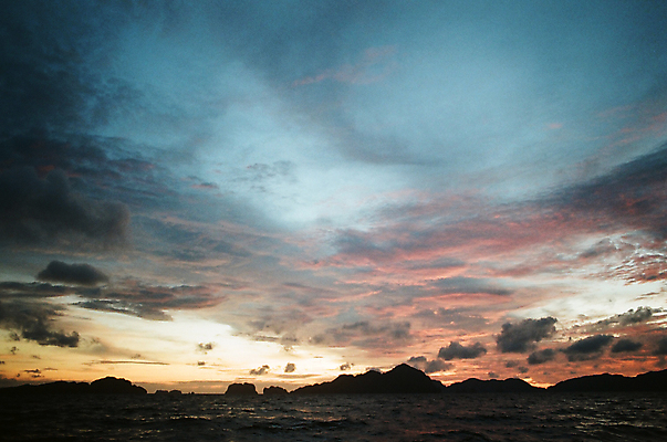 포토 JPG 해외이미지 아시아 파도 바다 섬 하늘 사람없음 컬러풀 어둠 황혼 일몰 위험 신비 폭풍 해외202004 해외포토 나라 컬러 컨셉 날씨 노을 파일형식 이미지허브
