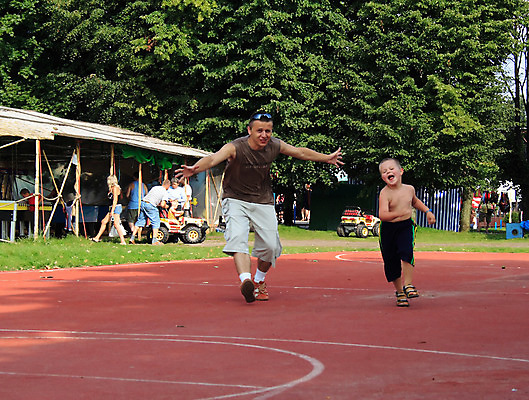 포토 JPG 해외이미지 전신 나무 남자 아들 어린이 스포츠 여행 2 밭 놀이 휴가 사람 소년 성인 야외 두명 달리기 머리 바구니 사진촬영 게임 아빠 결합 북쪽 해외202004 해외포토 식물 농업 가족 모션 신체부위 촬영 방향 파일형식 이미지허브