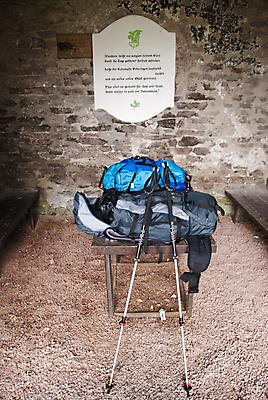 포토 JPG 해외이미지 배낭 휴식 산 독일 풍경 사람없음 하이킹 표지판 숲 오두막 시골집 내추럴 산악지대 수하물 해외202004 해외포토 유럽 컨셉 가방 레저 주택 알림판 파일형식 이미지허브