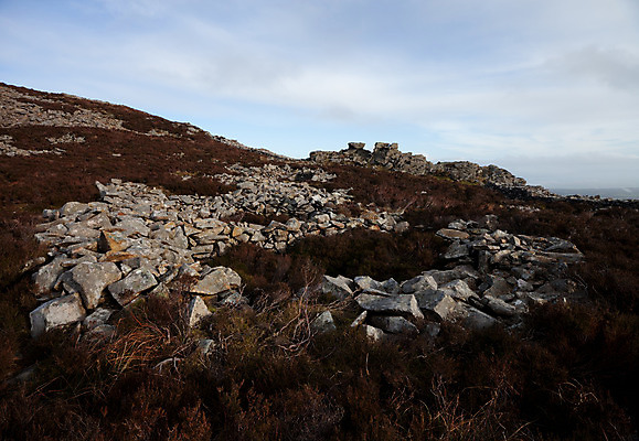 포토 JPG 해외이미지 구름 벽 유적 건축양식 하늘 웨일즈 사람없음 야외 건물 파란색 바위 성 역사 철 파멸 해외202004 해외포토 자연요소 전통 건축물 건축 컬러 컨셉 영국 돌_바위 파일형식 소멸 이미지허브