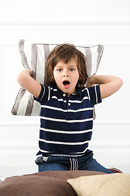 포토 JPG 해외이미지 백인 헤어스타일 응시 옷 남자 행복 얼굴 어린이 백그라운드 셔츠 장난 베개 놀이 친절 바닥 아파트 주택 건강 관리 한명 사람 앉기 소년 줄무늬 기쁨 흰색 잡기 플랫 작음 내추럴 앞머리 해외202004 해외포토 서양인 1 시선 감정 컬러 상의 무늬 침구 모션 건물 신체부위 크기 파일형식 이미지허브