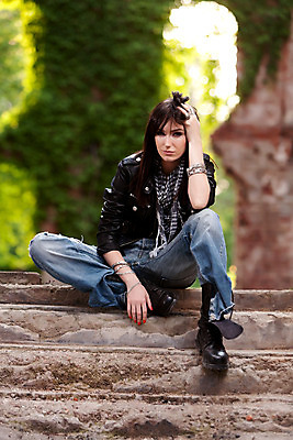 포토 JPG 해외이미지 응시 옷 여자 백그라운드 신체 건축양식 팔찌 갈색머리 부츠 한명 앉기 성인 야외 민소매 햇빛 유행 검은색 목도리 터치 청바지 표현 은색 시원함 보석 팔 해외202004 해외포토 1 헤어스타일 시선 잡화 건축 컬러 신발 상의 장신구 바지 모션 사람 신체부위 태양 광석 파일형식 이미지허브