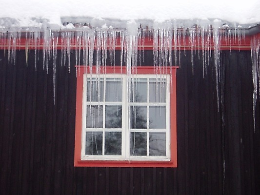 포토 JPG 해외이미지 창문 지붕 프레임 사람없음 빨간색 갈색 흰색 판넬 고드름 해외202004 해외포토 컬러 얼음 파일형식 이미지허브