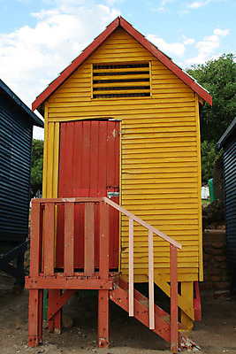 포토 JPG 해외이미지 모래 하늘 주택 사람없음 목재 빨간색 초록색 파란색 컬러풀 노란색 계단 단계 남아프리카 해외202004 해외포토 나무 컬러 재료 아프리카 건물 파일형식 이미지허브