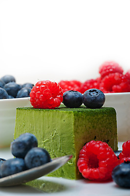 포토 JPG 해외이미지 디저트 실내 사람없음 흰배경 블루베리 산딸기 무스케이크 녹차맛 해외202004 해외포토 음식 백그라운드 과일 내부 케이크 흰색 맛 녹차 파일형식 이미지허브