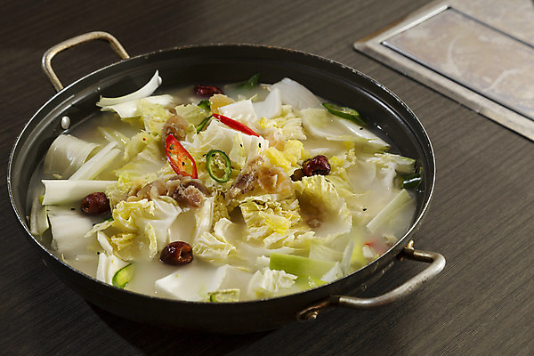 포토 JPG 해외이미지 한식 실내 사람없음 냄비 탕 도가니탕 나무배경 해외202004 해외포토 음식 백그라운드 내부 솥 파일형식 이미지허브