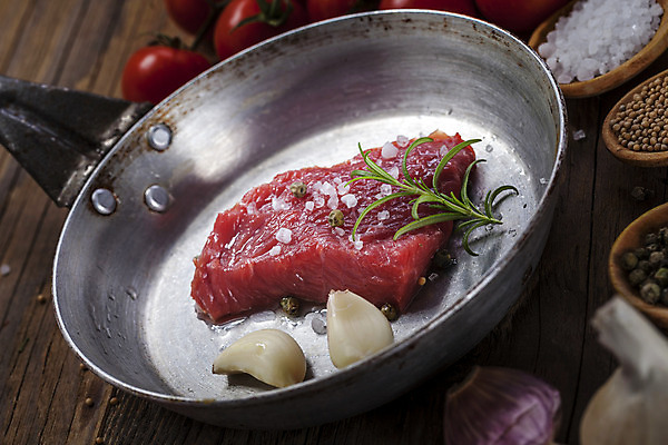 포토 JPG 해외이미지 종이 음식 분홍색 재료 탁자 육류 돼지고기 요리 사람없음 목재 빨간색 식사 소고기 신선 허브 향신료 준비 날것 후추 해외202004 해외포토 나무 식물 컬러 가구 식재료 향미료 파일형식 이미지허브