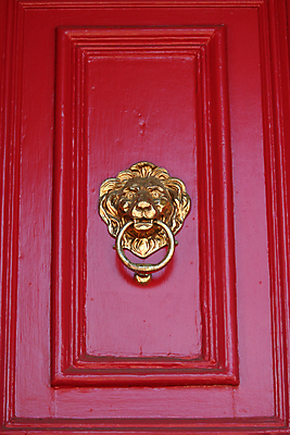 포토 JPG 해외이미지 전통 사람없음 목재 장식 빨간색 문 금속 화려 황금 사자 청동 노크 놋쇠 해외202004 해외포토 나무 컬러 컨셉 재료 포유류 재질 파일형식 이미지허브