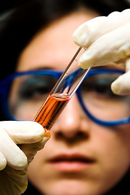 포토 JPG 해외이미지 분홍색 과학 오렌지 기술 실험 한명 빨간색 기술자 실험실 DNA 연구원 과학자 확인 생물학 튜브 개발 반응 수표 해외202004 해외포토 직업 1 교육 컬러 과일 사람 생명공학 학자 파일형식 이미지허브