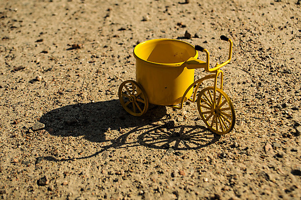 포토 JPG 해외이미지 도로 길 모래 백그라운드 의자 교통시설 놀이 3 손잡이 그림자 사람없음 야외 장난감 노란색 자전거 바퀴 승차 작음 향수 오브젝트 순환 선로 페달 해외202004 해외포토 컬러 가구 교통 모션 바이크 화장품 크기 시설 파일형식 이미지허브