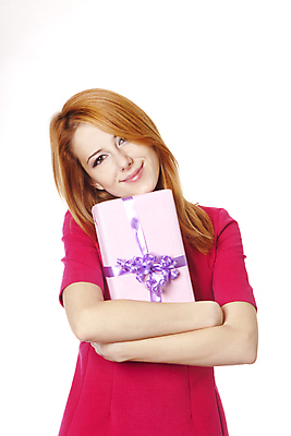 포토 JPG 해외이미지 백인 1 드레스 여자 행복 감정 유럽 백그라운드 크리스마스 휴가 새해 발렌타인데이 선물 한명 이벤트 성인 빨간색 상자 유행 흰색 도시 쇼 S 빨간머리 우크라이나 생존 스타일 해외202004 해외포토 서양인 헤어스타일 알파벳 옷 기념일 나라 컬러 데이이벤트 사람 파일형식 이미지허브