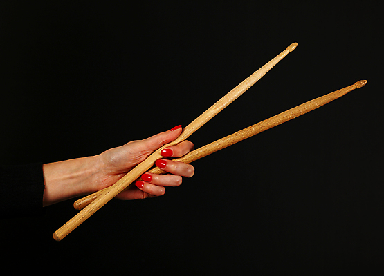 포토 JPG 해외이미지 손 여자 음악 백그라운드 2 사람없음 목재 빨간색 검은색 텔레비전 주먹 콘서트 공연 음악가 무대 잡기 막대기 손톱 드럼 쇼 무거움 드러머 해외202004 해외포토 나무 직업 컬러 재료 모션 문화예술 타악기 사람 이벤트 신체부위 전자제품 무게 파일형식 이미지허브