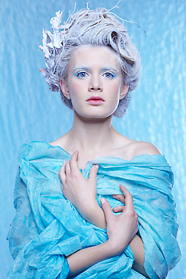 포토 JPG 해외이미지 백인 모델 헤어스타일 계절 여자 유럽 얼굴 조각 크리스마스 겨울 동화 요정 한명 사람 파란색 유행 냉동 얼음 추위 흰색 눈송이 화려 12월 피부관리 서리 공상 마법 눈보라 폭설 몽환 해외202004 해외포토 자연요소 서양인 1 기념일 나라 컬러 컨셉 눈_날씨 신체부위 뷰티 날짜 자연재해 파일형식 이미지허브