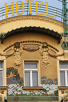 포토 JPG 해외이미지 전통 디자인 외관 유럽 문화 여행 비즈니스 건축양식 텍스트 창문 유리 호텔 지붕 휴가 아파트 사람없음 야외 건물 장식 파란색 도시 역사 황금 클래식 고급 우아함 중앙 편지 사인 장면 지역 옛날 웅장함 스타일 해외202004 해외포토 건축물 건축 나라 컬러 컨셉 재질 숙소 주택 파일형식 이미지허브