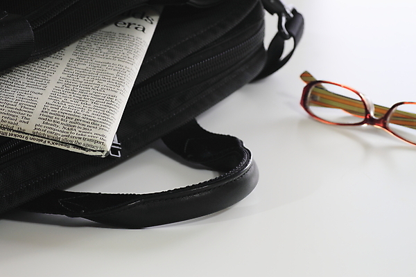 포토 JPG 해외이미지 길 여행 비즈니스 사람없음 사무실 여행가방 검은색 흰색 비즈니스맨 오픈 오브젝트 고립 수하물 스타일 해외202004 해외포토 남자 컬러 가방 직장인 파일형식 이미지허브