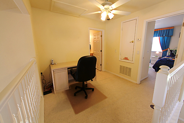 포토 JPG 해외이미지 의자 비즈니스 건축양식 창문 탁자 주택 사람없음 내부 목재 빛 스마트폰 사무실 침실 욕실 침대 업무 부채 전화기 책상 해외202004 해외포토 나무 건축 가구 재료 건물 핸드폰 스마트기기 작업 파일형식 이미지허브