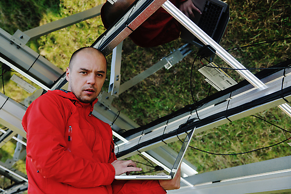 포토 JPG 해외이미지 주간 남자 한명 들기 상반신 성인 야외 옆모습 노트북 반사 태양에너지 집열판 성인남자한명만 해외202004 해외포토 자연요소 1 뷰포인트 모션 사람 전자제품 그린에너지 남자한명만 성인남자만 파일형식 이미지허브