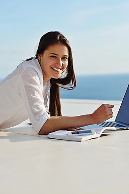 포토 JPG 해외이미지 응시 여자 엎드리기 하늘 한명 상반신 성인 야외 책 노트북 비즈니스우먼 야외테라스 성인여자한명만 해외포토 1 시선 비즈니스 모션 사람 전자제품 발코니 직장인 여자한명만 성인여자만 파일형식 이미지허브