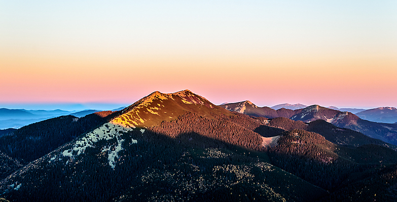 포토 JPG 해외이미지 나무 구름 길 분홍색 여행 자연 하늘 아침 산 파노라마 풍경 사람없음 야외 빨간색 초록색 컬러풀 햇빛 일출 일몰 새벽 하이킹 가을 소나무 정상 숲 땅 언덕 지역 내추럴 방법 삼림지대 절정 해외202004 해외포토 주간 자연요소 식물 계절 컬러 레저 촬영기법 태양 노을 생태계 파일형식 이미지허브