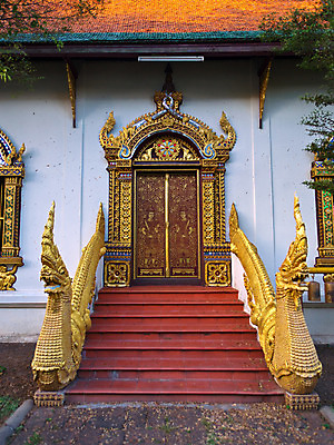 포토 JPG 해외이미지 전통 디자인 외관 아시아 종교 문화 조각 불교 건축양식 태국 출입구 동양인 사람없음 야외 건물 장식 조각상 문 계단 용 사찰 영혼 황금 목각 단계 사당 숭배 해외202004 해외포토 건축물 건축 나라 종교건축 인종 조형물 파일형식 이미지허브