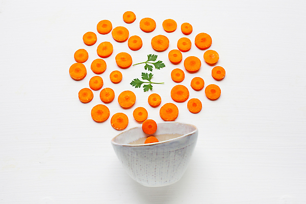 포토 JPG 해외이미지 그릇 단면 실내 파슬리 사람없음 하이앵글 당근 자르기 흰배경 쏟아짐 해외202004 해외포토 식기 뷰포인트 백그라운드 채소 모션 뿌리채소 내부 흰색 파일형식 이미지허브