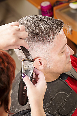 포토 JPG 해외이미지 직업 헤어스타일 남자 행복 얼굴 사람 성인 두명 옆모습 치료 빨간색 수건 유행 상점 화장품 거울 장비 잡기 붓 머리빗 칼날 미용사 이발 자르기 고객 쇼 분무기 닦기 면도기 스타일리스트 커터 해외202004 해외포토 감정 뷰포인트 컬러 의학 모션 신체부위 위생용품 뷰티 미용용품 파일형식 이미지허브