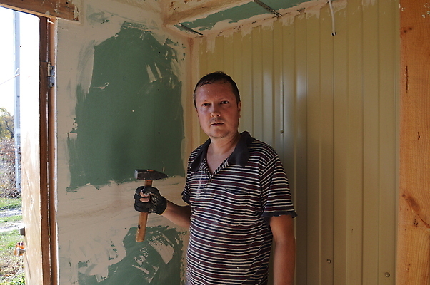 포토 JPG 해외이미지 남자 수염 주택 실내 한명 사람 취미 건물 목재 상점 앞치마 장비 기구 공구 작업실 엔지니어 목공예 장인 잡동사니 주인 복원 수목 차고 핸드메이드 해외202004 해외포토 나무 1 건축물 재료 내부 도구 기술자 공예 파일형식 이미지허브