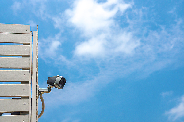 포토 JPG 해외이미지 벽지 하늘 주택 안전 사람없음 파란색 카메라 흰색 경계 보안 캠코더 녹음기 해외202004 해외포토 컬러 건물 전자제품 파일형식 녹음_기록 이미지허브