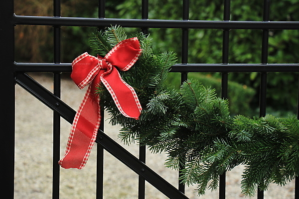 포토 JPG 해외이미지 크리스마스 겨울 휴가 주택 사람없음 장식 빨간색 초록색 울타리 화환 축하 소나무 황금 클래식 활 해외202004 해외포토 나무 계절 기념일 꽃 컬러 컨셉 건물 담장 파일형식 이미지허브