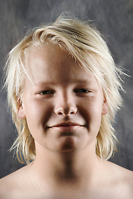 포토 JPG 해외이미지 스튜디오촬영 백인 긴머리 헤어스타일 응시 남자 얼굴 어린이 청소년 실내 한명 사람 소년 세로 금발 마주보기 사진촬영 해외202004 해외포토 서양인 1 시선 모션 내부 신체부위 촬영 파일형식 이미지허브