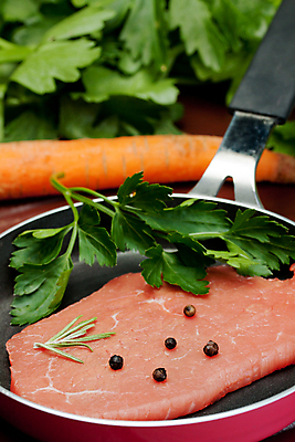 포토 JPG 해외이미지 음식 채소 근육 파슬리 육류 스테이크 사람없음 빨간색 이탈리아 당근 소고기 바비큐 자르기 굽기 날것 슬라이스 후추 단백질 등심 정육점 해외202004 해외포토 유럽 컬러 식재료 모션 뿌리채소 서양음식 상점 구이 향신료 영양소 파일형식 이미지허브