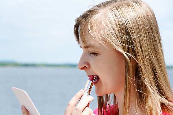 포토 JPG 해외이미지 백인 1 여자 유럽 얼굴 한명 가로 파란색 금발 거울 립스틱 흰색 해외202004 해외포토 서양인 헤어스타일 나라 컬러 사람 신체부위 화장품 파일형식 이미지허브