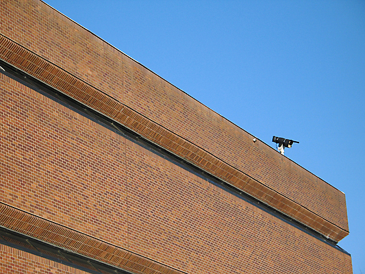 포토 JPG 해외이미지 오렌지 건축양식 하늘 벽돌 사람없음 건물 가로 파란색 갈색 카메라 보호 비밀 통제 감시 스파이 해외202004 해외포토 건축물 건축 컬러 컨셉 과일 전자제품 파일형식 이미지허브