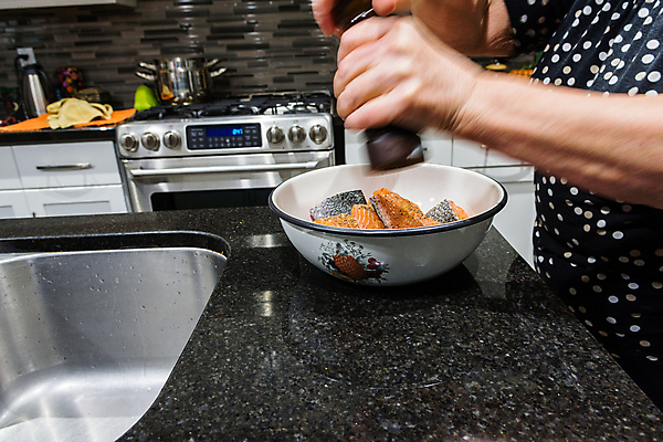 포토 JPG 해외이미지 손 음식 조각 다이어트 재료 건강 어류 스테이크 요리 사람없음 빨간색 주방 요리사 검은색 식사 신선 맛 레몬 해산물 향신료 날것 소금 연어 성분 해외202004 해외포토 직업 컬러 컨셉 과일 서양음식 신체부위 수중동물 향미료 파일형식 이미지허브