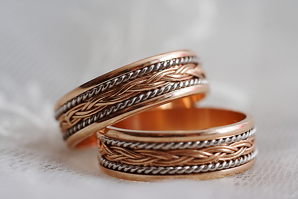 포토 JPG 해외이미지 커플 결혼 관계 결혼식 남편 함께함 사랑 사람없음 장식 빛 금속 신혼여행 축하 반지 쌍 황금 고급 보석 약혼 영원 통일 해외202004 해외포토 감정 컨셉 장신구 재질 이벤트 광석 약속 파일형식 이미지허브