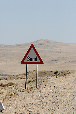 포토 JPG 해외이미지 도로 모래 아프리카 거리 건조 풍경 사람없음 빨간색 갈색 흰색 사인 도로표지판 나미비아 해외202004 해외포토 나라 길 컬러 교통시설 표지판 남아프리카 파일형식 이미지허브