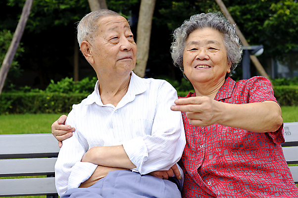 포토 JPG 해외이미지 커플 여자 남자 행복 아시아 엄마 남편 휴식 친절 함께함 사랑 미소 사람 동양인 성인 두명 중국 기쁨 회색 하트 아내 쌍 옛날 해외202004 해외포토 모양 감정 나라 컬러 컨셉 가족 관계 표정 인종 파일형식 이미지허브