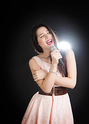 포토 JPG 해외이미지 백인 모델 1 라이프스타일 여자 행복 얼굴 음악 노래 아이디어 한명 취미 10대 빨간색 소리 연주자 음악가 립스틱 에너지 가수 표현 오픈 입 마이크 열정 목소리 노래방 해외202004 해외포토 서양인 직업 감정 컬러 음향기기 컨셉 청소년 문화예술 사람 생활 신체부위 화장품 파일형식 이미지허브