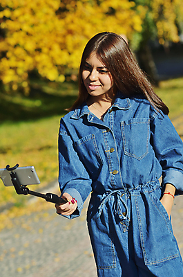 포토 JPG 해외이미지 나무 학생 라이프스타일 계절 공원 여자 교육 행복 분홍색 잎 배낭 학교 자연 휴가 갈색머리 한명 미소 사람 동양인 성인 야외 노란색 산책 가을 청바지 황금 대학교 해외202004 해외포토 식물 1 헤어스타일 공공시설 감정 컬러 가방 바지 휴식 표정 인종 생활 생태계 파일형식 이미지허브