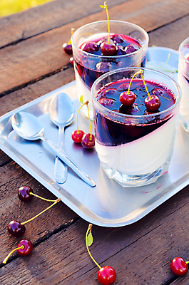 포토 JPG 해외이미지 전통 열매 음식 잎 과일 디저트 요리 사람없음 장식 빨간색 저녁식사 희망 이탈리아 흰색 신선 체리 달콤 민트 크림 유기농 부드러움 푸딩 바닐라 전문 해외202004 해외포토 식물 웰빙 감정 유럽 컬러 식사 감각 맛 허브 파일형식 이미지허브