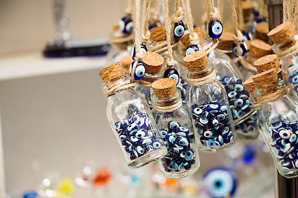 포토 JPG 해외이미지 나무 전통 문화 음료 여행 백그라운드 일러스트 목걸이 유리 이스탄불 건강 선물 미술 사람없음 장식 물 파란색 컬러풀 약 에너지 흰색 신선 최고 투명 액체 행운 역사 보호 컨테이너 보석 구슬 심볼 오브젝트 긍정 기념품 유리그릇 마법 동쪽 칠면조 그리스인 내추럴 나쁜 고립 미신 부적 핸드메이드 해외202004 튀르키예 해외포토 자연요소 서양인 식물 그릇 산업 아시아 컬러 컨셉 장신구 의학 재질 조류 문화예술 광석 방향 파일형식 이미지허브