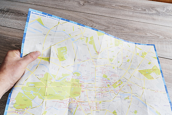 포토 JPG 해외이미지 모양 실루엣 유럽 도로 여행 백그라운드 컨셉 지도 일러스트 가이드 휴가 독일 사람없음 그래픽 빨간색 세계 여행객 회색 흰색 도시 신용카드 계획 땅 방향 심볼 윤곽 지역 타운 베를린 네비게이션 고립 오리엔테이션 전국 지도책 지리 해외202004 해외포토 직업 나라 길 컬러 교통시설 촬영기법 사람 책 금융 파일형식 이미지허브