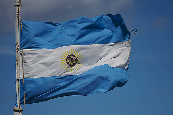 포토 JPG 해외이미지 물결 바람 사람없음 파란색 태양 줄무늬 흰색 깃발 남아메리카 심볼 봉 애국심 아르헨티나 전국 해외202004 해외포토 자연요소 컬러 무늬 날씨 아메리카 파일형식 이미지허브