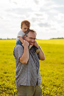 포토 JPG 해외이미지 백인 남자 아들 어린이 밭 가족 자연 소년 성인 야외 두명 걷기 맑음 수확 시골 아기 아빠 사과 승차 과수원 어깨 해외202004 해외포토 서양인 농업 과일 관계 모션 날씨 사람 신체부위 생태계 파일형식 이미지허브