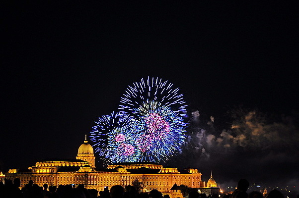 포토 JPG 해외이미지 유럽 여행 일러스트 건축양식 하늘 불꽃 거리 기념 불꽃놀이 사람 풍경 사람없음 건물 빨간색 여름 파란색 빛 컬러풀 노란색 여행객 바위 축하 도시 센터 중세 역사 야간 극장 정사각형 타운 빛망울 부다페스트 옛날 전국 해외202004 해외포토 자연요소 도형 건축물 계절 건축 나라 컬러 컨셉 놀이 불 돌_바위 헝가리 파일형식 이미지허브