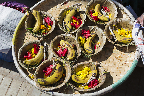 포토 JPG 해외이미지 꽃 종교 문화 꽃무늬 불교 휴가 선물 사람없음 컵 초록색 물 컬러풀 노란색 금속 축제 흰색 기도 축하 사찰 사발 의식 영혼 심볼 예배 신성 네팔 사리탑 사프란 순례 숭배 카트만두 캐모마일 힌두교 해외202004 해외포토 자연요소 식물 식기 아시아 컬러 컨셉 무늬 종교건축 재질 탑 사기그릇 허브 향신료 파일형식 이미지허브