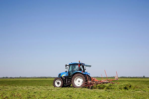 포토 JPG 해외이미지 계절 산업 지구 음식 밭 농업 건조 풍경 사람없음 초록색 여름 파란색 농작물 농장 농경지 기계 장비 수확 시골 업무 뜨거움 칼날 건초더미 볏짚 농부 먹이 땅 자르기 밀 네덜란드 트랙터 되감기 밭일 해외202004 해외포토 직업 유럽 컬러 모션 곡류 작업 건초 짚 농기계 특수차량 파일형식 더미 이미지허브